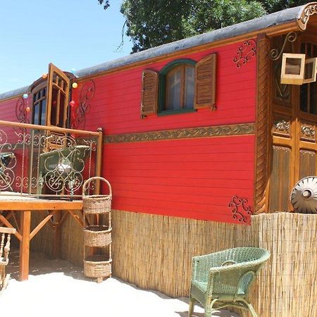 La Roulotte "Les Saintes" Bed & Breakfast Exterior foto