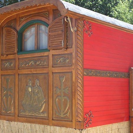 La Roulotte "Les Saintes" Bed & Breakfast Exterior foto
